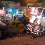 Camiones chocan en la calzada San Juan y tres personas quedan atrapadas en uno