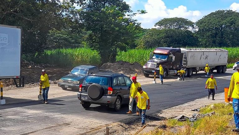 Trabajos de Covial en ruta de Siquinalá, Escuintla, provoca tránsito lento hacia el Pacífico