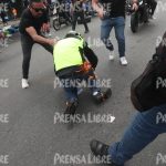 Videos: motorista prende en llamas por un instante durante tensión en manifestación en el km 16 de la ruta a El Salvador