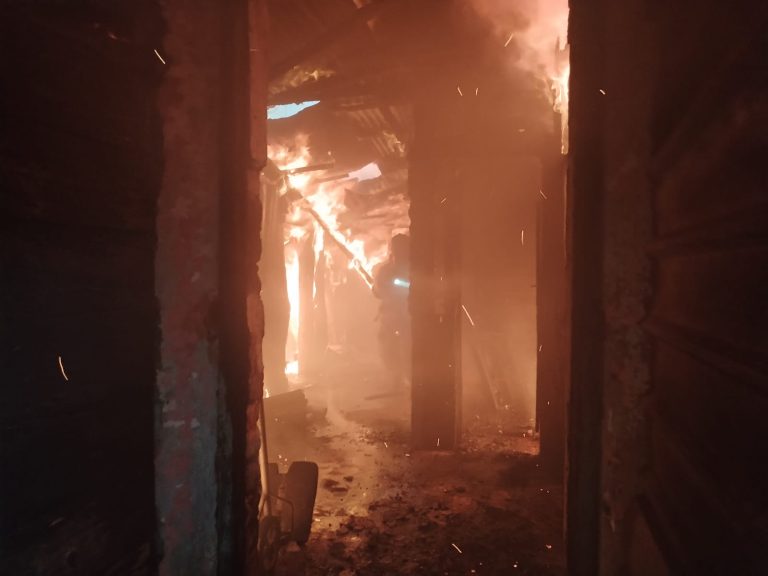 Se quedaron sin nada: incendio consume 12 casas y negocios en la zona 1 de la capital
