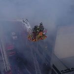 Videos: Así trabajan bomberos para controlar incendio que consume bodega en la zona 1 de la capital