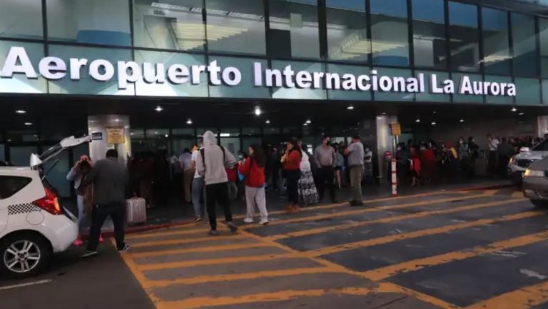 Aeropuerto Internacional La Aurora será abastecido con combustible luego de escasez originada por bloqueos