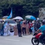 Videos de cómo un conductor derriba barricadas en bloqueo en la ruta a El Salvador y lastima a manifestante