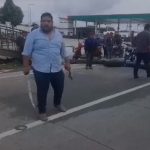 Con machete en mano, supuestos pilotos desalojan protesta y amenazan a grupo de manifestantes en Chimaltenango