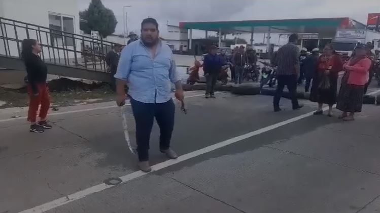 Con machete en mano, supuestos pilotos desalojan protesta y amenazan a grupo de manifestantes en Chimaltenango
