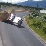 Video: camión descontrolado se accidenta en una curva y así salieron del vehículo el piloto y su acompañante