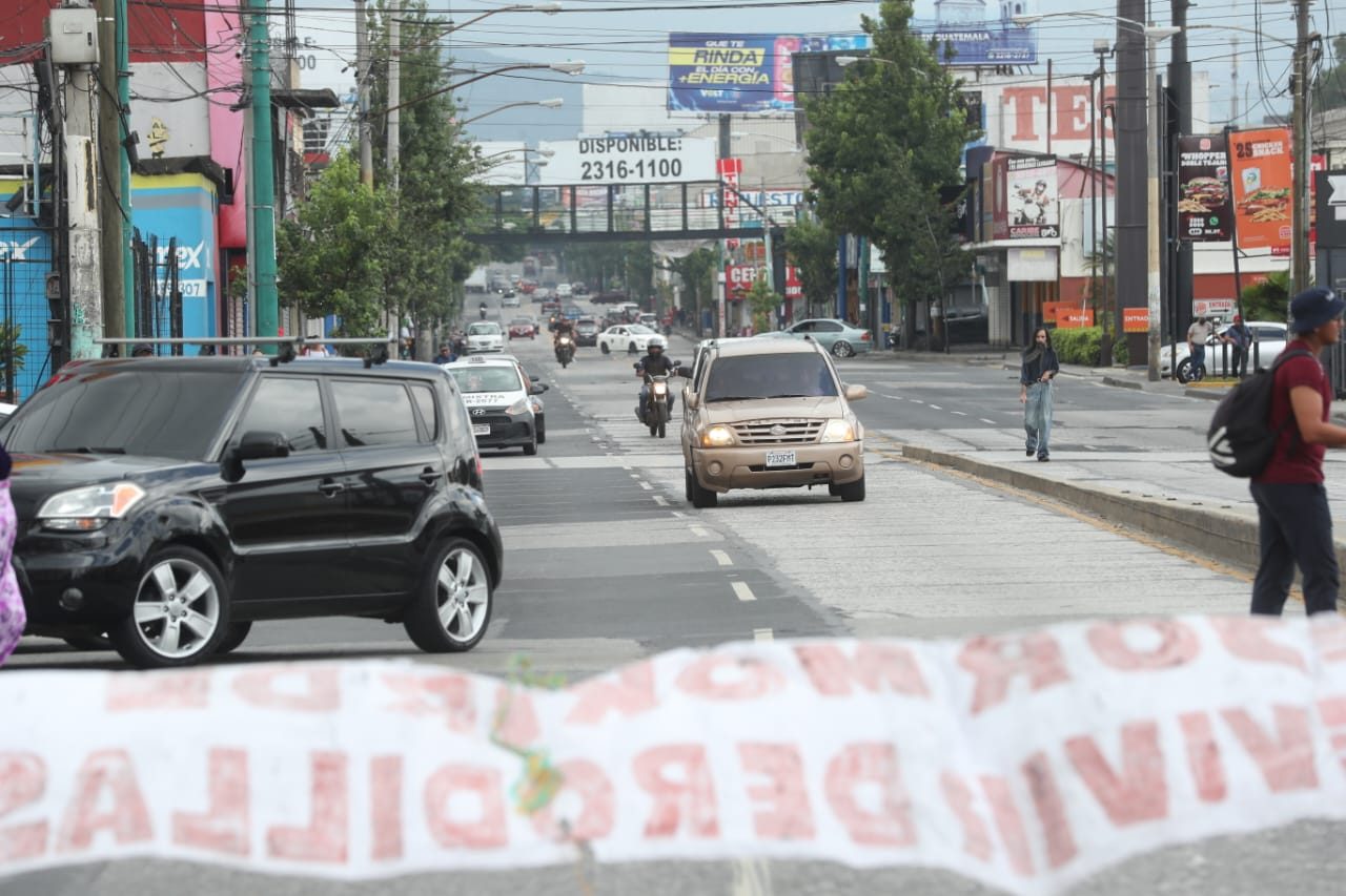 Se reportan cuatro bloqueos en rutas principales de la capital y una ...
