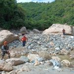 Tragedia bajo el puente El Naranjo: con helicópteros y drones sigue la búsqueda de desaparecidos en el asentamiento Dios es Fiel
