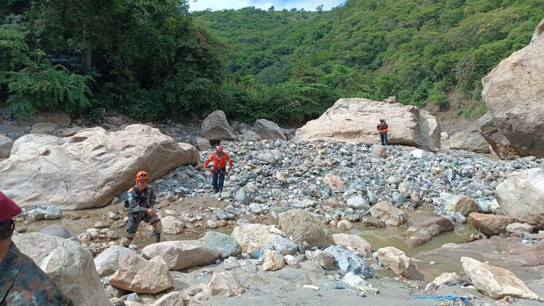 Tragedia bajo el puente El Naranjo: con helicópteros y drones sigue la búsqueda de desaparecidos en el asentamiento Dios es Fiel