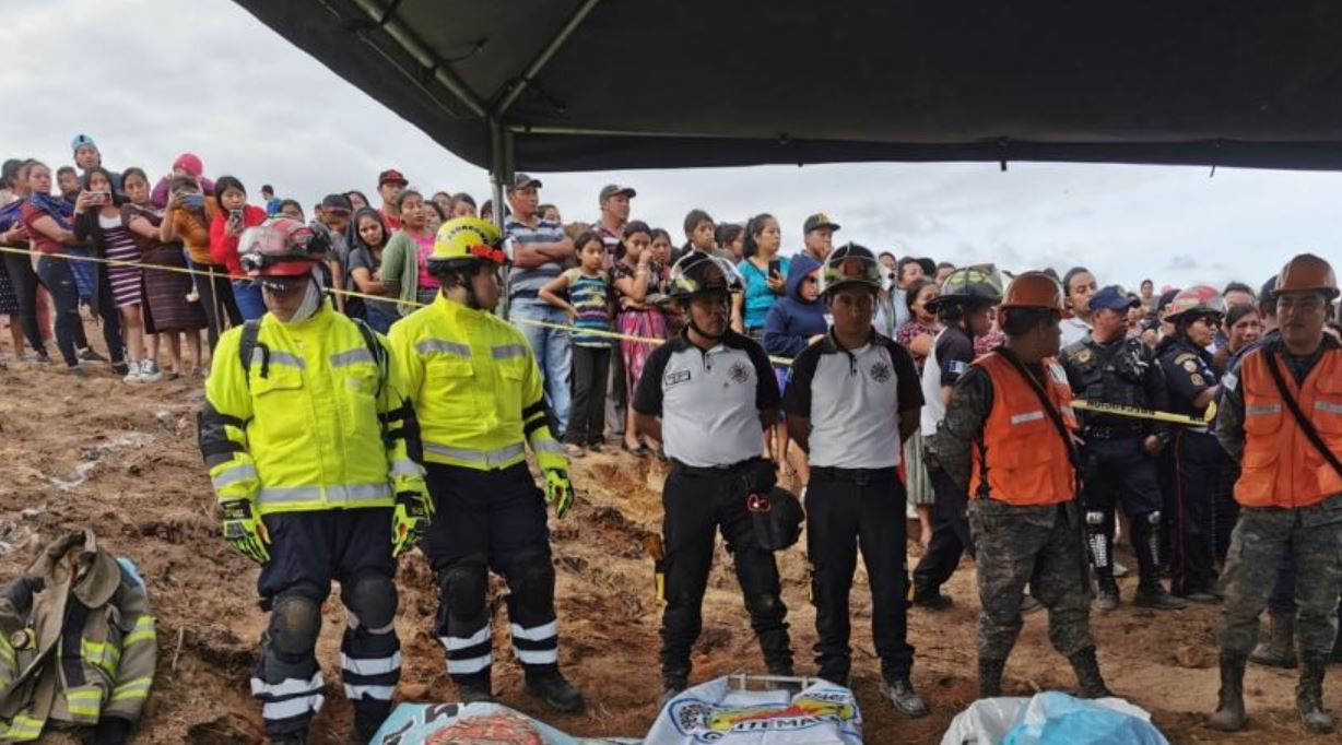 Tres personas mueren soterradas en San Juan Sacatepéquez cuando buscaban leña