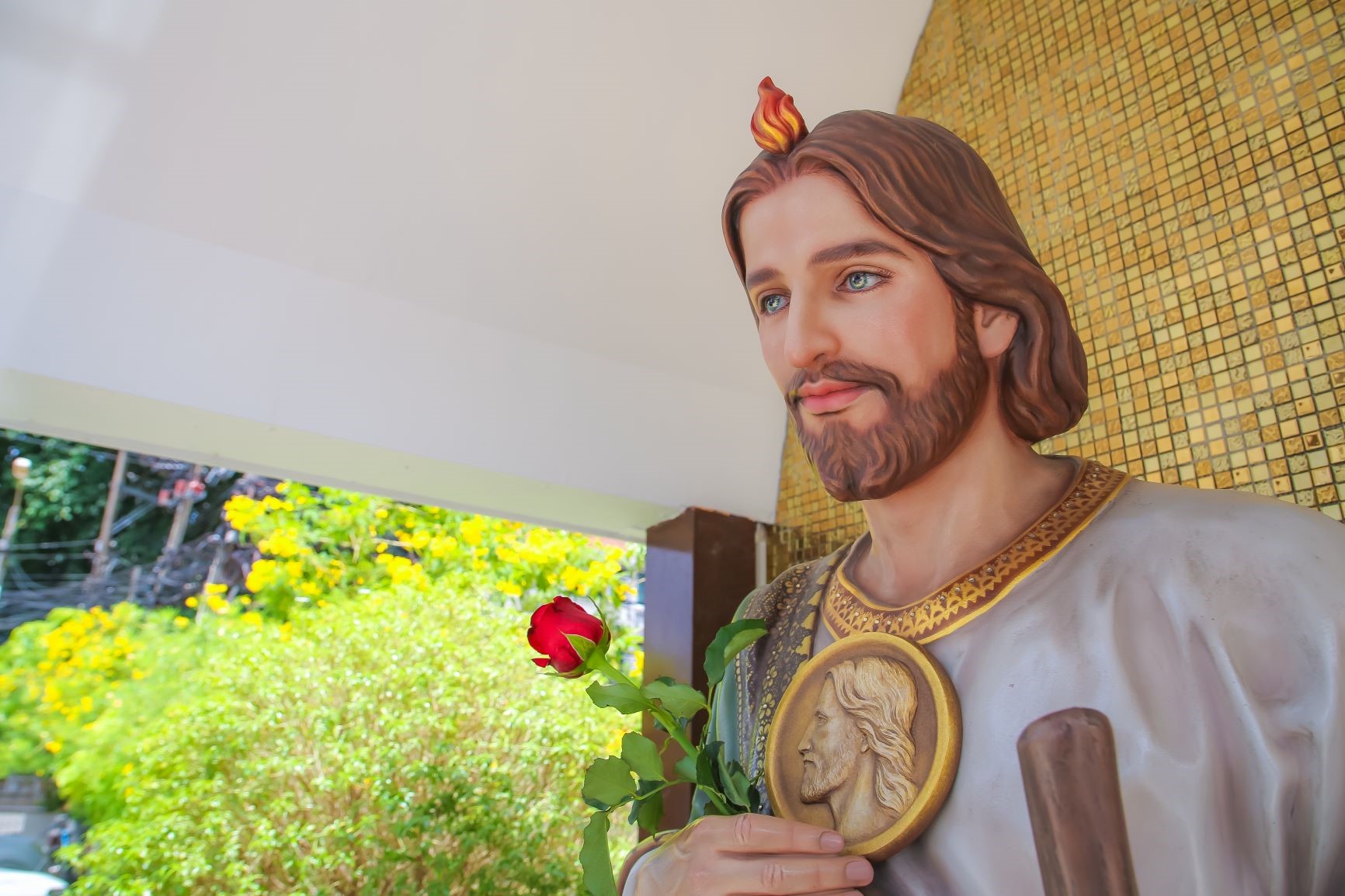 San Judas Tadeo ¿qué significa la llama que tiene en la cabeza?