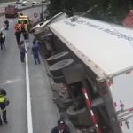Autoridades revelan detalles del tráiler volcado en la bajada de Villalobos