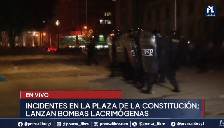 Antimotines lanzaron gases lacrimógenos en la Plaza de la Constitución. (Foto Prensa Libre: Guatevisión)