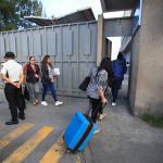 Con maletas y bolsas: Así ingresa el personal del MP luego de que la CC ordenara liberar las instalaciones y fueran colocadas vallas para permitir el paso