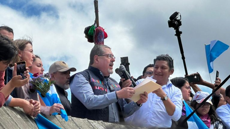 Arévalo respalda las manifestaciones y bloqueos durante marcha en conmemoración de revolución del 20 de octubre de 1944