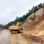 Deslizamiento complica el pasó por la ruta Interamericana y existe riesgo de más derrumbes
