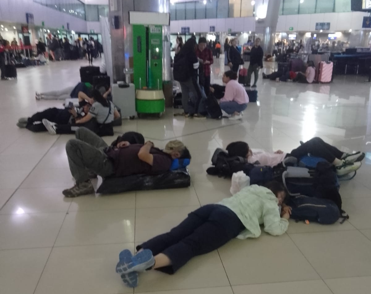 Qué se sabe de la situación que se vive en el Aeropuerto La Aurora por los bloqueos en Guatemala y cómo está el entorno este 9 de octubre