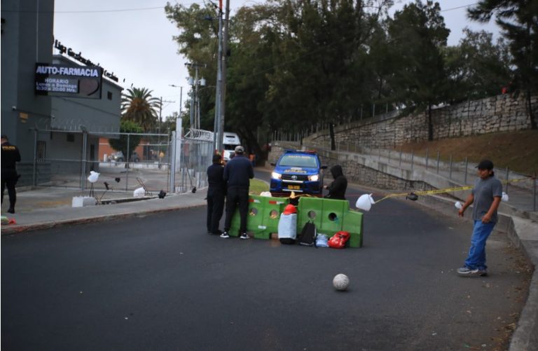 Protestan en carril auxiliar del Periférico para exigir la salida de Consuelo Porras