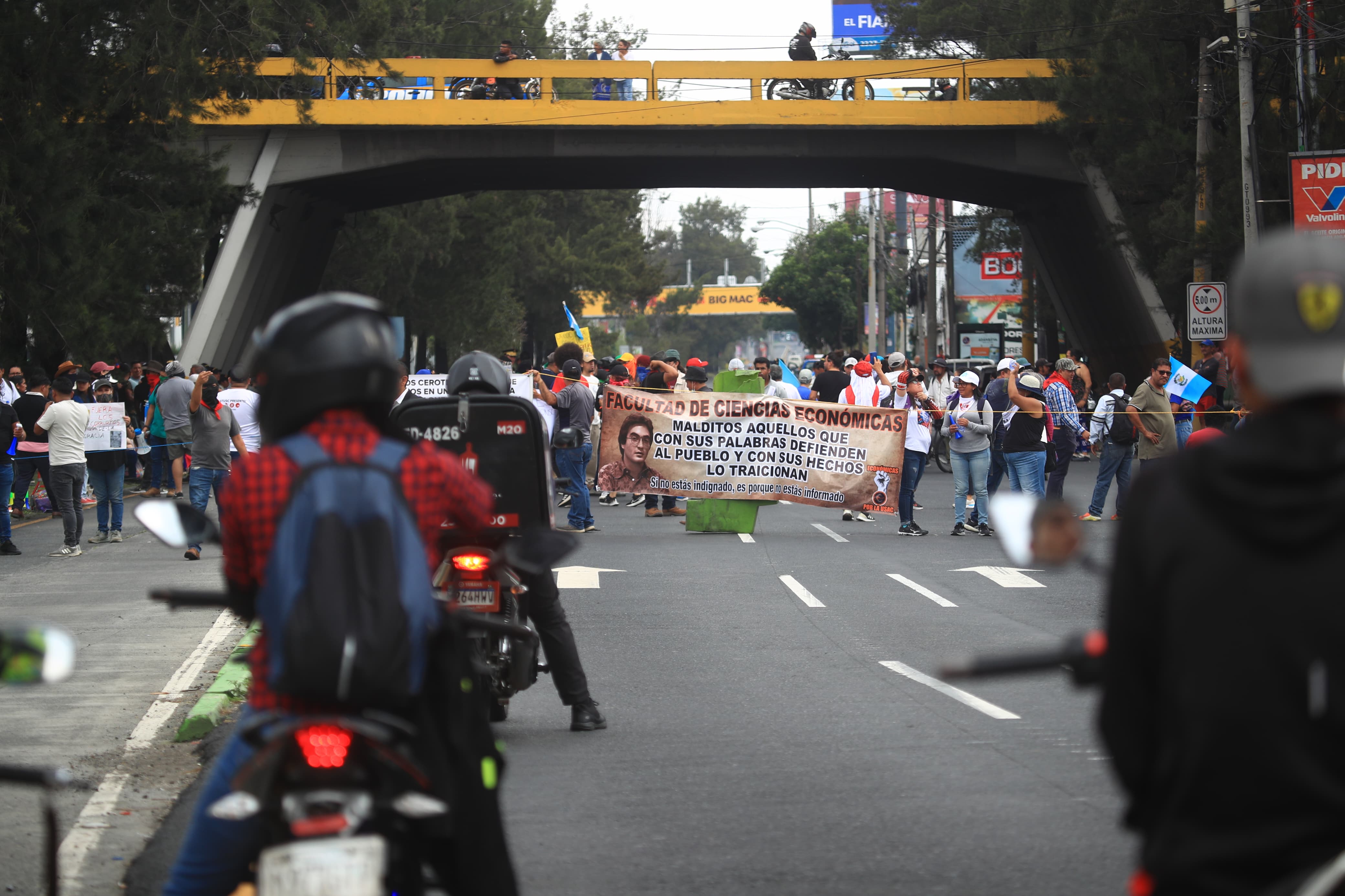 Salud pide a manifestantes que dejen pasar ambulancias y transporte que abastece hospitales