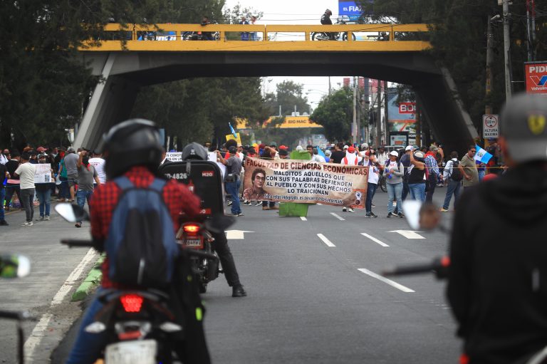 Salud pide a manifestantes que dejen pasar ambulancias y transporte que abastece hospitales