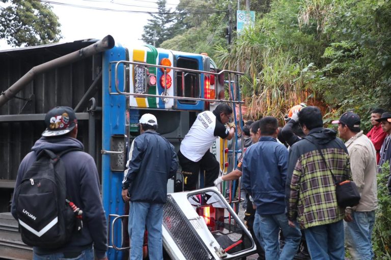 Unas 12 personas resultan heridas al volcar un bus extraurbano en un área de San José Pinula