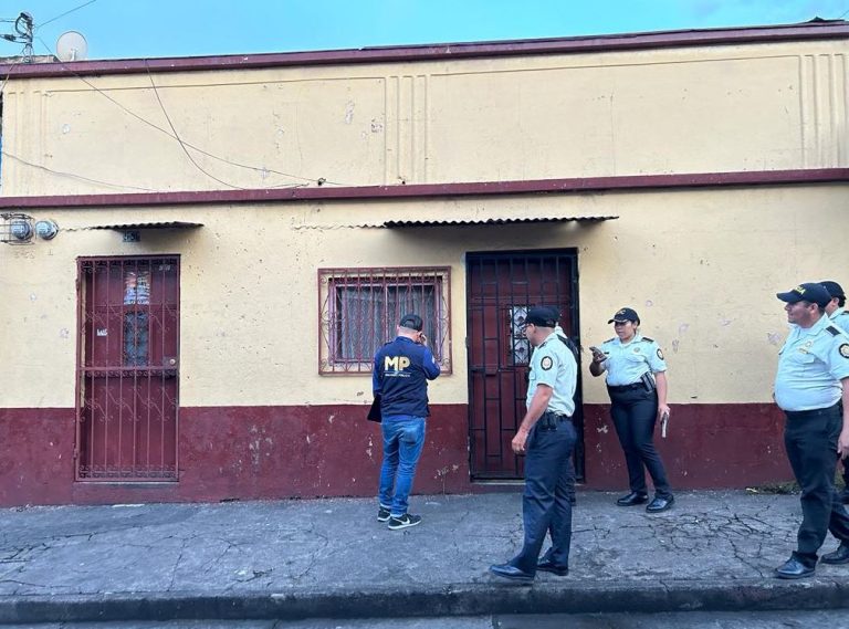 Capturan a dos hombres que usaban redes sociales para pedirle fotos con contenido sexual a menor de edad