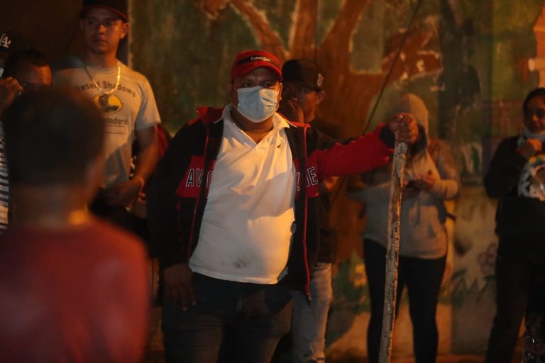 Supuestos vendedores armados con palos y piedras intentan desalojar manifestación frente al MP