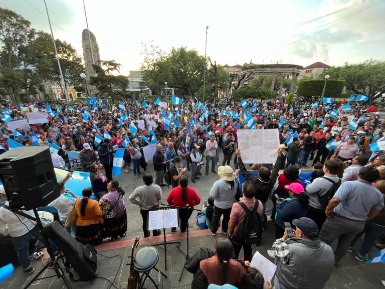 Cierre de negocios y bloqueos: el impacto que tienen las manifestaciones en Guatemala