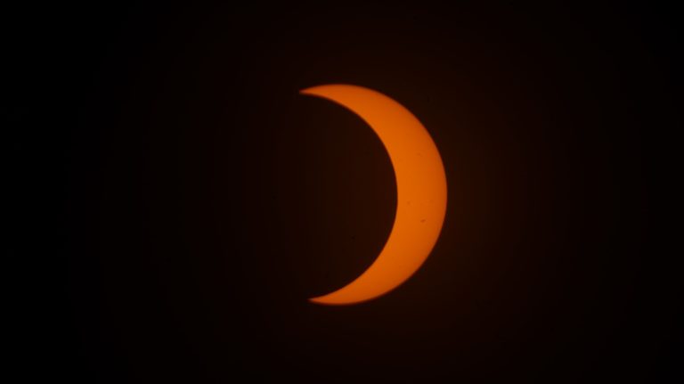Guatemaltecos observaron el eclipse de Sol desde diferentes lugares del país