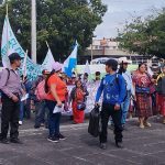 Integrantes de comunidades en resistencia participan en marcha en la capital para exigir la renuncia de Consuelo Porras
