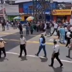 Hombres armados retiran bloqueo de la CA-2, en Mazatenango y les quitan los celulares a los vecinos para que no los graben