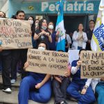 Médicos del Hospital Roosevelt se declaran en asamblea permanente y exigen la renuncia de Consuelo Porras, Rafael Curruchiche, y Fredy Orellana