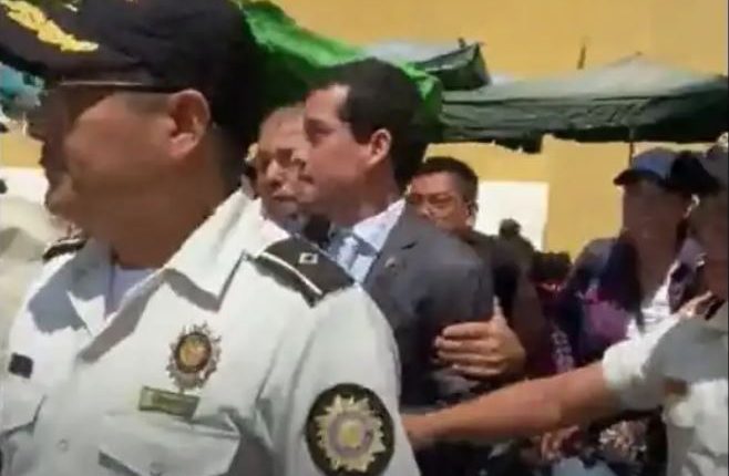 Momento en que Miguel Martínez es abucheado a su salida de una iglesia en Antigua Guatemala. (Foto: Captura de video)
