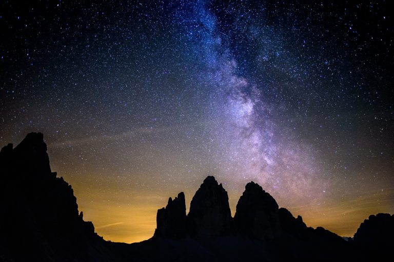 Astrónomos detectan rastros de una explosión que tardó 8 mil millones de años en llegar a la Tierra