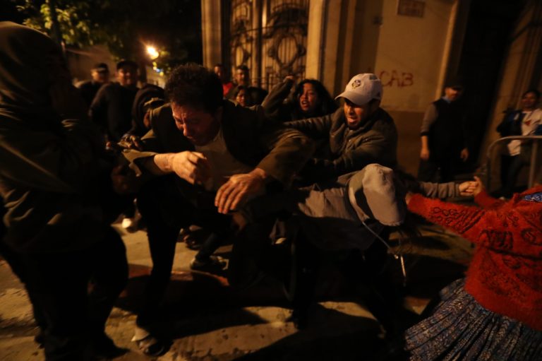 Congreso denuncia a manifestantes por agresión a diputados