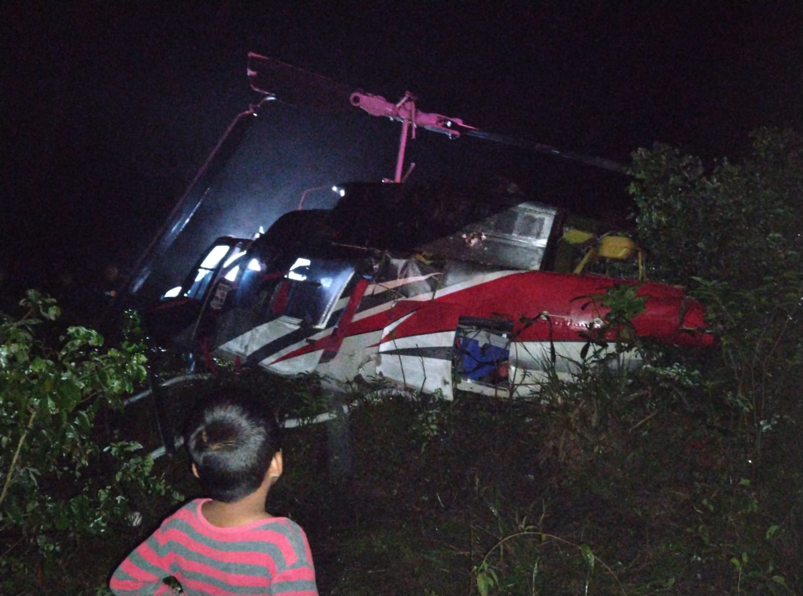 Videos: helicóptero se desploma en Petén tras el impacto de un rayo