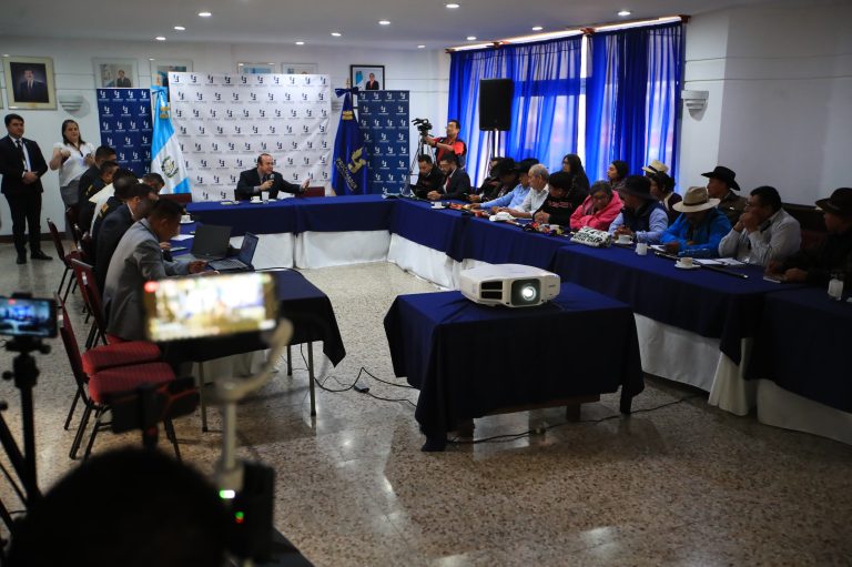 Diálogo entre autoridades indígenas y Gobernación sube de tono ante posible desalojo de protesta frente al MP