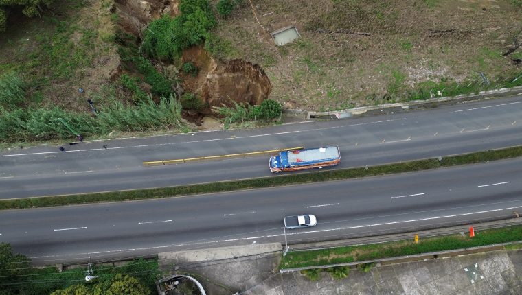 Panorama en el km 26.5 de la Carretera a El Salvador, donde se formó un socavamiento a causa de las lluvias. (Foto Prensa Libre: Élmer Vargas)
