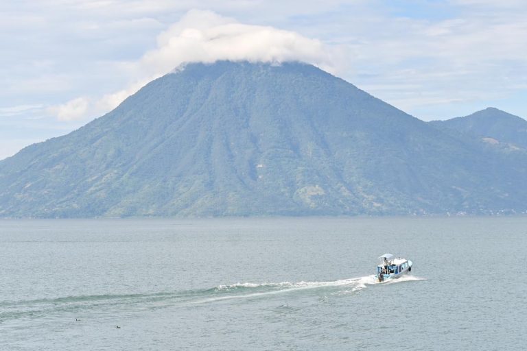 ATITLÁN. BUSCAN A TURISTA