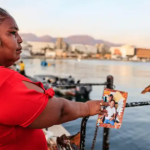 Las mujeres que esperan en el malecón de Acapulco a que el mar devuelva a sus familiares tras el huracán Otis