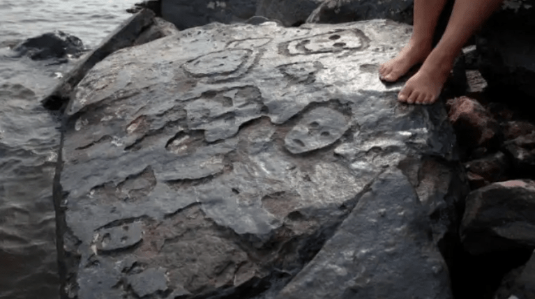 Las intrigantes caras talladas en rocas que quedaron expuestas por la grave sequía en el Amazonas