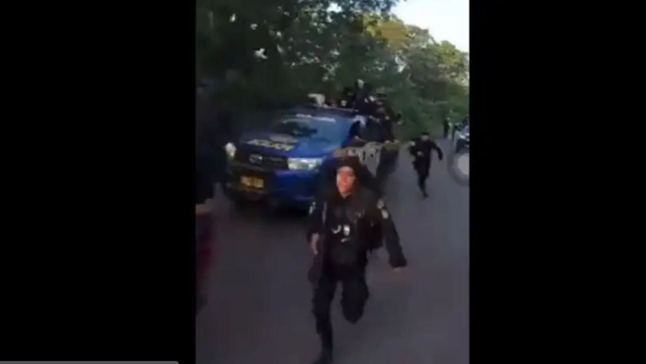 “¡Vamos, vamos!”: Video muestra cómo pobladores intentan liberar a capturados en operativos contra el narcotráfico en Retalhuleu