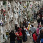 Miles de personas acuden a cementerios para recordar a sus difuntos