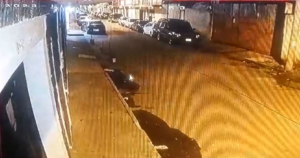 Videos muestran a la persona que dejó un artefacto que explotó frente a vivienda de la zona 6 de la capital