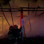 Imágenes del incendio que destruyó varios restaurantes en la playa pública de Sipacate