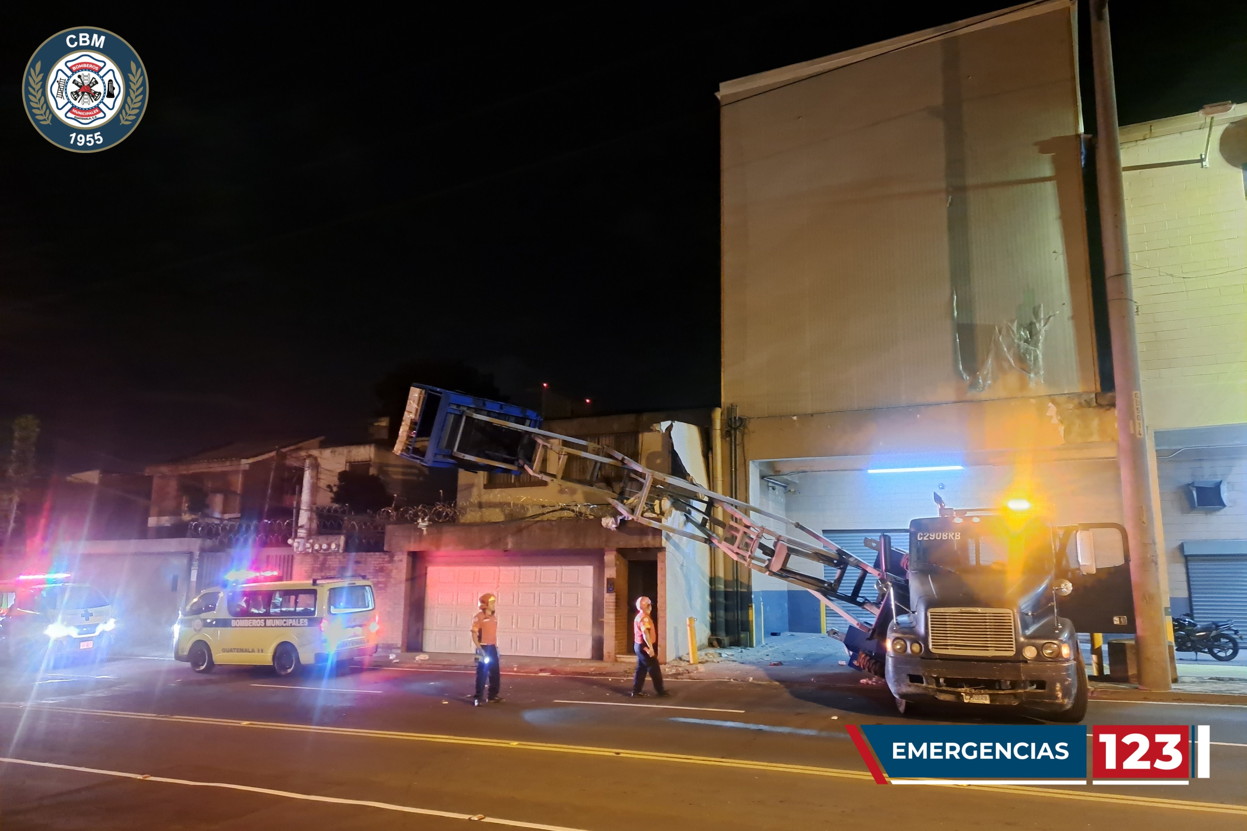VIDEOS: Accidente de una grúa en la zona 10 deja dos trabajadores heridos