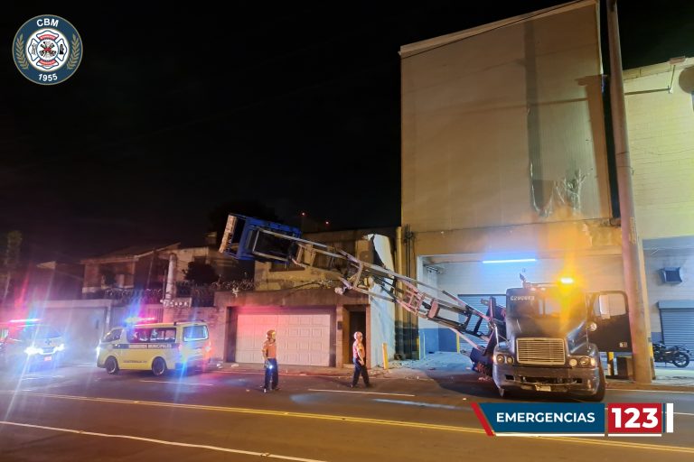 VIDEOS: Accidente de una grúa en la zona 10 deja dos trabajadores heridos