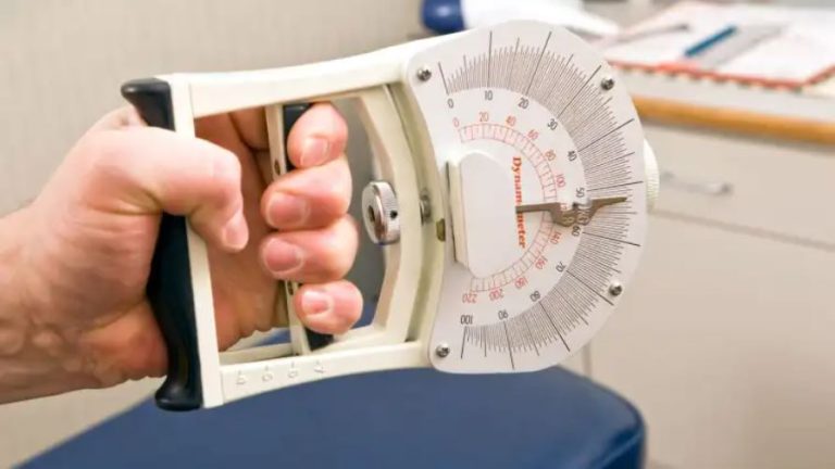 Qué dice la fuerza de agarre de las manos sobre cómo estás envejeciendo