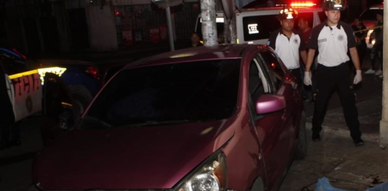 Amigos regresaban de una fiesta: uno muere y otro queda herido al sufrir accidente de tránsito en la zona 18