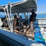 Con uso de radares, Ejército detecta una embarcación irregular en el Pacífico cuya tripulación lanzó al mar un cargamento